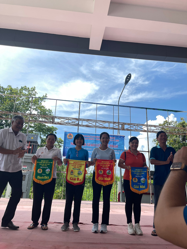 Chủ tịch, Ban chấp hành công đoàn cơ sở Sở Lao động – Thương binh và Xã hội đội  trao cờ lưu niệm cho các CĐCS thành viên
